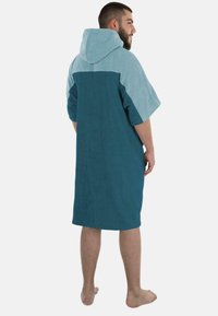 Kapuzensandbadebucht in zweifarbigen Teal und hellblau, aus weichem Frottiermaterial, mit einem lässigen Schnitt und kurzen Ärmeln.