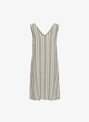 Vestido sin mangas de escote en V en color crema con rayas verticales en gris oscuro, tejido ligero, ajuste ligeramente holgado y largo a la rodilla.