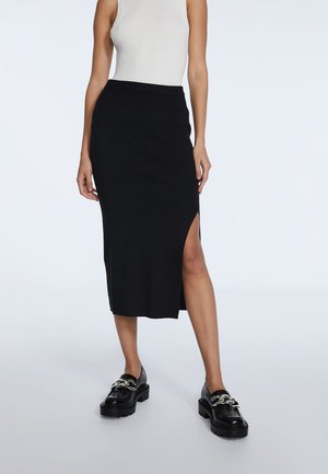 MIT SCHLITZ - Pencil skirt - black