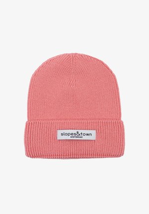 Beanie rosa in maglia con orlo a costine. Presenta un'etichetta cucita con la scritta "slopes&town AMSTERDAM" in nero su sfondo bianco.