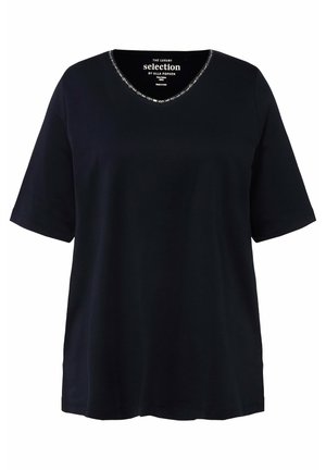 Tummansininen lyhythihainen t-paita V-pääntiellä, jossa on koristeellinen reuna kaula-aukon ympärillä; valmistettu pehmeästä, sileästä puuvillamateriaalista.