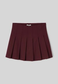 Jupe plissée bordeaux avec une texture de tissu lisse, dotée d'une ceinture et d'une fermeture éclair sur le côté. Coupée au-dessus du genou, elle offre une silhouette ajustée.