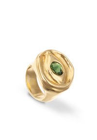 Anillo de tono dorado con un diseño texturizado y orgánico que presenta una piedra preciosa facetada de color verde en el centro. Acabado liso y pulido.