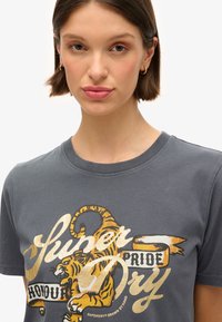 Superdry & Co TATTOO SCRIPT - T-shirt print - ebony
