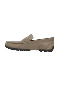 Mocassini da uomo in suede marrone chiaro con dettagli cuciti e suola piatta in gomma nera, caratterizzati da un design slip-on e una superficie liscia.
