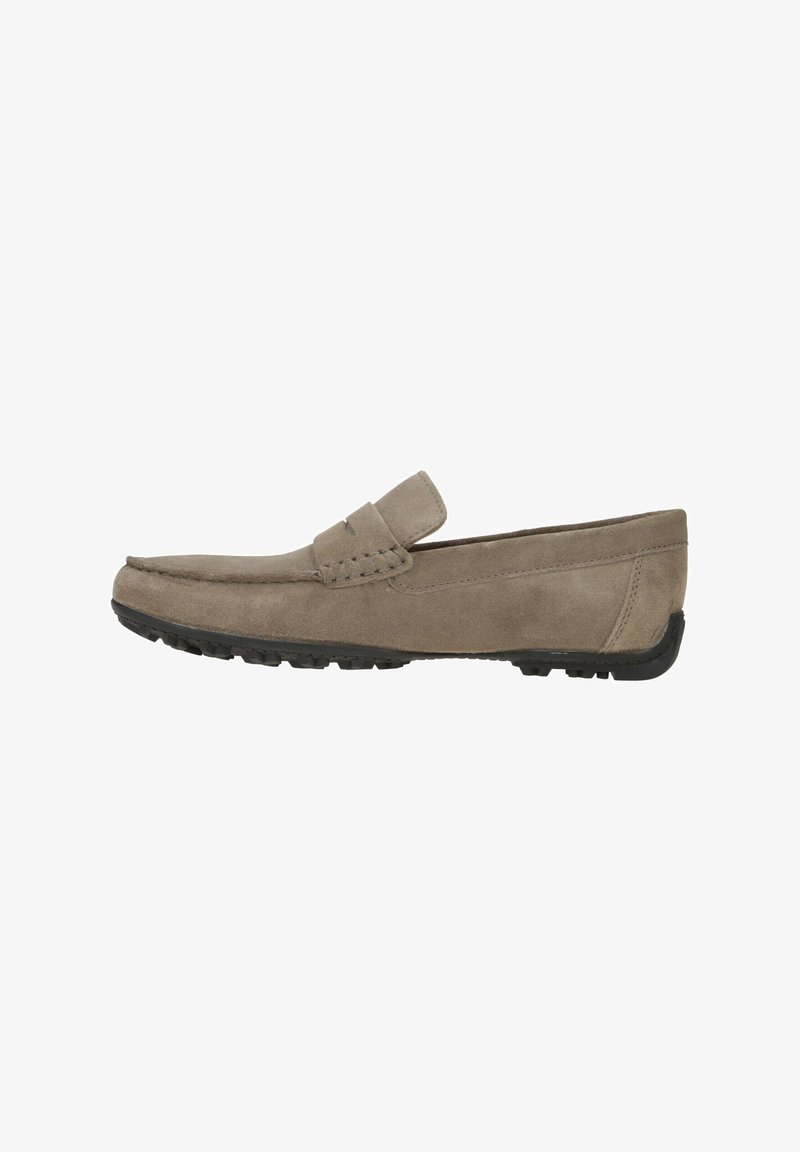 Mocassini da uomo in suede marrone chiaro con dettagli cuciti e suola piatta in gomma nera, caratterizzati da un design slip-on e una superficie liscia.