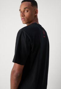 HUGO DIGHTMARE  - T-shirt med print - black