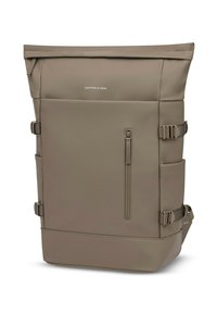 Rucksack mit Rollverschluss in Taupe, aus wasserdichtem Material. Verfügt über Seitentaschen und verstellbare Träger. Vordertasche mit Reißverschluss für Zubehör.