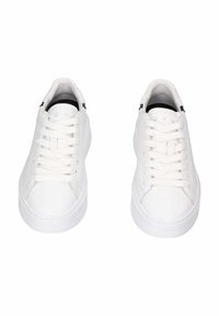 Sneakers bianchi in pelle liscia, con un classico design con lacci, punte arrotondate e dettagli di cucitura sottili. Suole in gomma spesse.