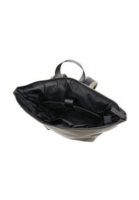 Forro interior negro de un bolso con cremallera, hecho de un material texturizado de color verde oliva, que cuenta con asas dobles y bolsillos interiores para una mejor organización.