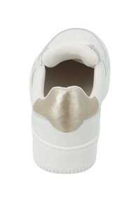 Weiße Sneaker mit einem Glattleder-Obermaterial, das an der Ferse einen glänzenden goldenen Akzent und seitliche Perforationen für Atmungsaktivität bietet.