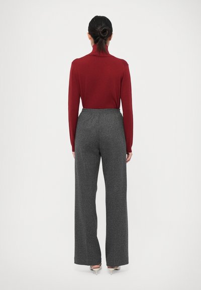Bordeaux turtleneck genser og grå vide bukser med elastisk midje. Glatt tekstur, minimalistisk design og ingen merkbare mønstre.