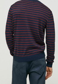 Marineblauer Pullover mit roten horizontalen Streifen, gerippten Bündchen und Saum, aus weichem Strickstoff gefertigt, mit einem klassischen Rundhalsausschnitt gestaltet.