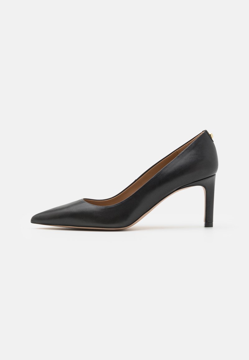 Scarpa con tacco alto in pelle nera, punta affusolata, silhouette elegante e tacco sottile. Presenta una superficie liscia e dettagli hardware minimi.
