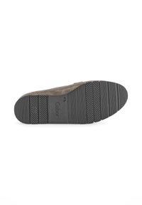 Bruine suede schoen zool met een gestructureerde zwarte rubberen buitenzool. Kenmerkt zich door richels voor grip en een gegraveerd merklogo, wat een strak, minimalistisch ontwerp laat zien.