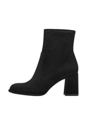 Schwarze Knöchelstiefel mit Blockabsatz, aus weichem Wildleder. Mit einer abgerundeten Zehe und glatten Seitenpaneelen mit detaillierter Naht.