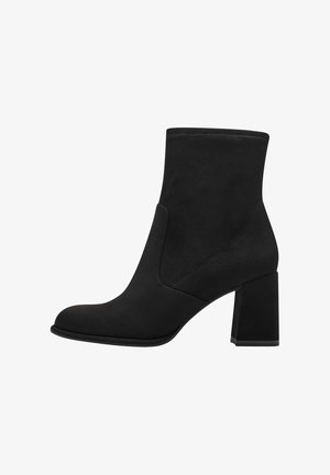 Botas negras hasta el tobillo con tacón de bloque, fabricadas en suave ante. Presentan una punta redondeada y paneles laterales lisos con detalles de costura.