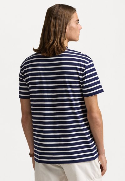 Námornícky modré tričko s horizontálnymi bielymi pruhmi, krátkymi rukávmi a okrúhlym výstrihom. Mäkka tkanina s voľným strihom.