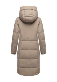 Lang beige puffet jakke med hætte, der har kviltede sektioner, elastiske manchetter og et mellemlangt design. Glat, vandafvisende stof.