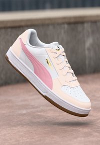 Hvide sneakers med lyserøde detaljer, perforeret tå og gummisål. Har et guld logo og en glat syntetisk overdel. Snørebåndsdesign.