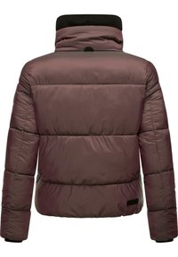 Padded jacket in mauve with a high collar. Features a quilted texture and a black accent at the collar. No visible fastenings or pockets.