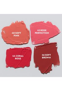 Fire prøver av kremmakeup: 40 Soft Pink (lys rosa), 42 Rose Perfection (klar rosa), 44 Coral Rose (levende rød), 46 Soft Brown (mørk brun).