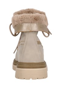 Beige Ankle Boots mit einem weichen, mit Fell gefütterten Schaft, glattem Wildleder-Obermaterial, metallischen Akzenten und einer geriffelten Gummisohle für besseren Halt.