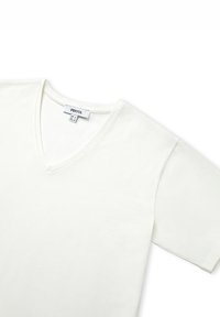 T-shirt in cotone bianco con design a scollo a V e maniche corte. Tessuto morbido con un'etichetta nel collo che indica marchio e taglia.