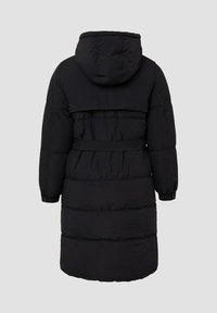 Crna puf jakna s kapuljačom, pojasom u struku i naboranim manžetama. Ima horizontalne šavove i dužinu do koljena. Glatka tekstura.