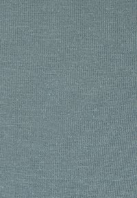 Mīksta, teksturēta auduma gaismas zilā krāsā ar ribotu dizainu. Satur smalkas horizontālas līnijas, vienmērīgu tekstūru un smalku spīdumu.