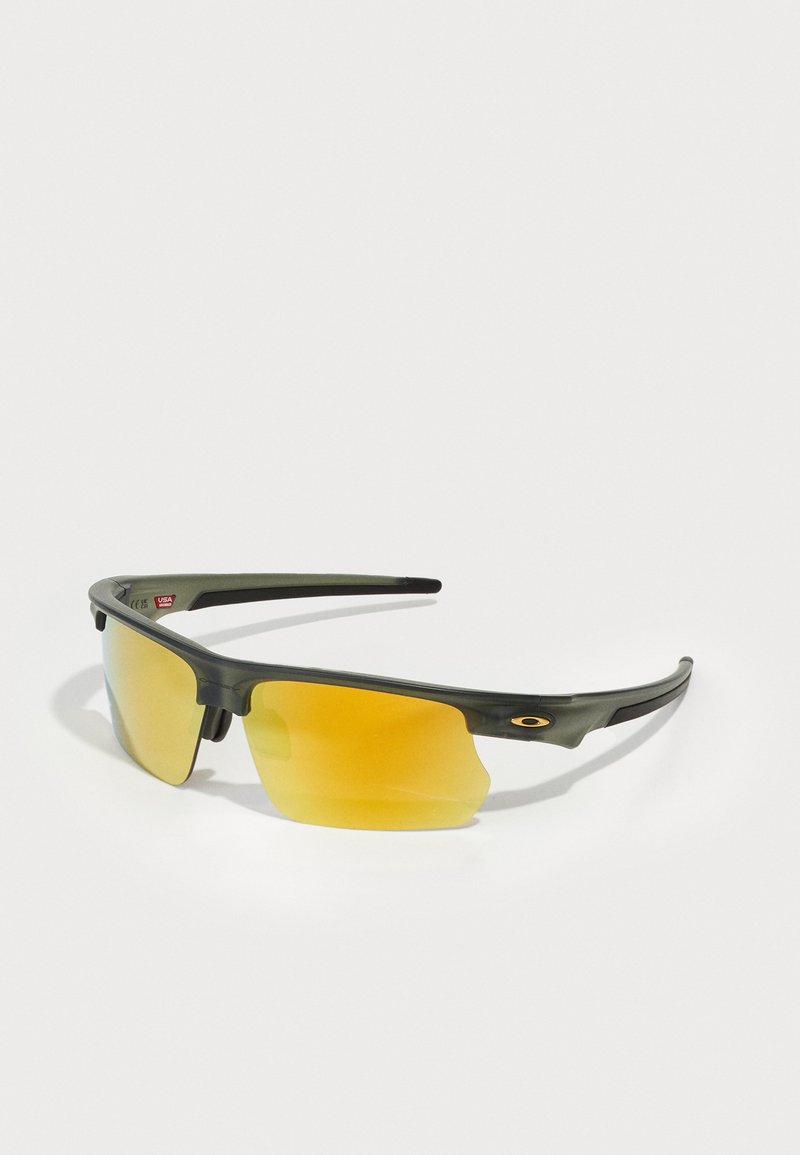 Sportsonnenbrille mit einem mattschwarzen Rahmen, gelb getönten Gläsern und einem schlanken Design. Verfügt über ein Logo-Detail am Bügel.