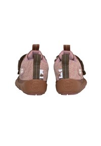 Zapatos de tela de punto rosa con acentos marrones, que cuentan con una correa de gancho y lazo, suela texturizada y parches de temas animales en la parte trasera.