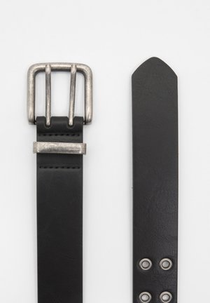 Curea din piele neagră cu o cataramă metalică rectangulară de argint, având cinci găuri și două eyelets metalice pe marginea curelei.
