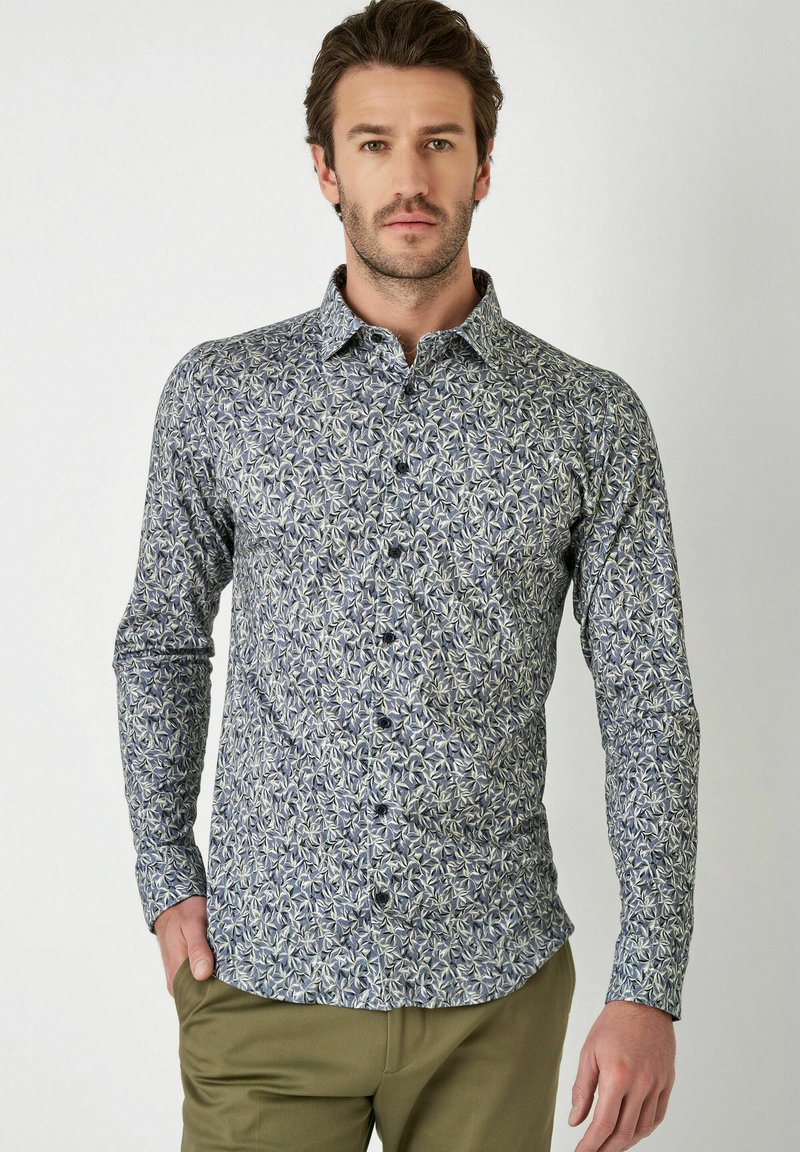 Hemd mit Knopfleiste, das ein navyblaues und cremefarbenes Blattmuster aufweist, lange Ärmel und einen klassischen Kragen hat, aus leichtem Stoff gefertigt.