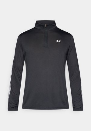 Schwarzes, langärmliges Sportoberteil mit einem Viertelreißverschluss, das weiße Logo- und Textakzente entlang der Ärmel aufweist. Glatter, leichter Stoff.