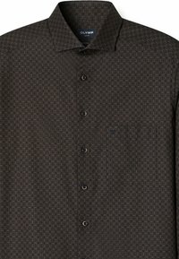 Braun gemustertes Langarmhemd mit Knopfverschluss, das ein markantes geometrisches Design, einen umgeschlagenen Kragen und eine Brusttasche aufweist.