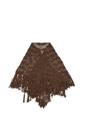 Brązowy szydełkowy szal z diamentowym wzorem i długimi frędzlami na dolnym brzegu, ułożony płasko na białym tle.