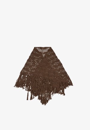 Brązowy szydełkowy szal z diamentowym wzorem i długimi frędzlami na dolnym brzegu, ułożony płasko na białym tle.