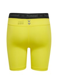 Felgekleurde gele sportcompressie shorts met een zwarte tailleband met het "hummel" logo en chevronpatronen op de achterkant.