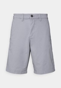 Harmaat puuvillashortsit suoran leikkauksen, nappiaski ja käännetyt helmat. Ominaisuuksiin kuuluvat etutaskut ja minimaalinen ompelu.