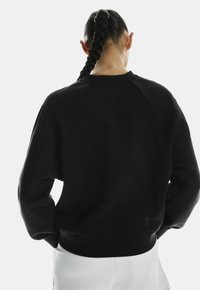 On FOCUS TECH CREW - Sweatshirt - black