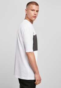 Urban Classics BIG DOUBLE POCKET TEE - T-shirts med print - white asphalt