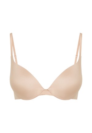 Soutien-gorge beige lisse, légèrement rembourré, avec armatures et bretelles fines réglables sur fond blanc.