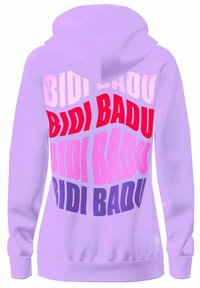 Felpa viola con cappuccio caratterizzata da una grafica audace e ripetuta "BIDI BADU" in rosso, rosa e blu, dotata di tasca a marsupio e cappuccio con cordino.