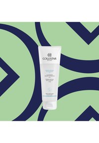 Mousse nettoyante Collistar dans un tube blanc et compressible avec un accent bleu. L'étiquette présente un texte bilingue, adapté à tous les types de peau.