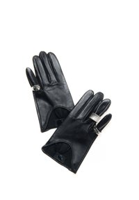 Crne kožne rukavice s izduženim prstima, glatkom teksturom i naglascima na palcu s srebrnim metalnim detaljima i petljom.