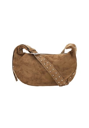 Bolso de hombro de ante marrón con forma redondeada, tachuelas plateadas en la correa y los bordes, y cierre superior con cremallera.