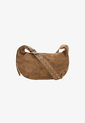 Bolso de hombro de ante marrón con forma redondeada, tachuelas plateadas en la correa y los bordes, y cierre superior con cremallera.