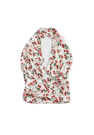 Haut dos-nu blanc avec un profond décolleté en V, taille élastique, et imprimé cerises rouges avec feuilles vertes sur tout le tissu.
