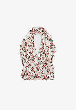 Haut dos-nu blanc avec un profond décolleté en V, taille élastique, et imprimé cerises rouges avec feuilles vertes sur tout le tissu.